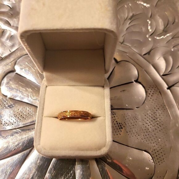 Rose gold blowin band ring NWT size 10 stainless steel ♥️ - Picture 1 of 5